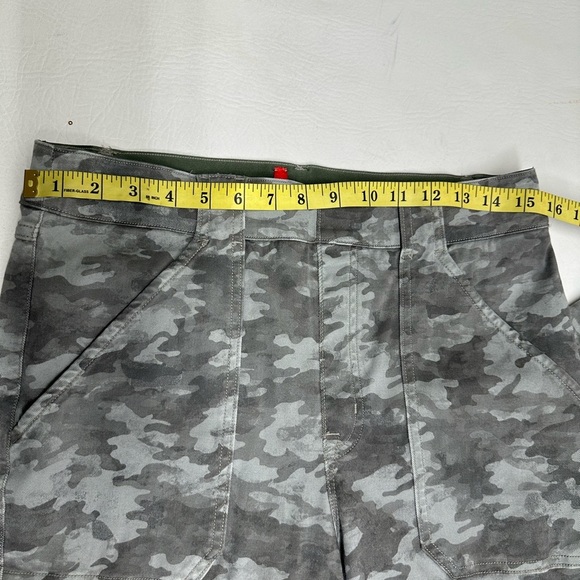 SPANX CAMO CARGO PANTS SIZE XL - Picture 7 of 11